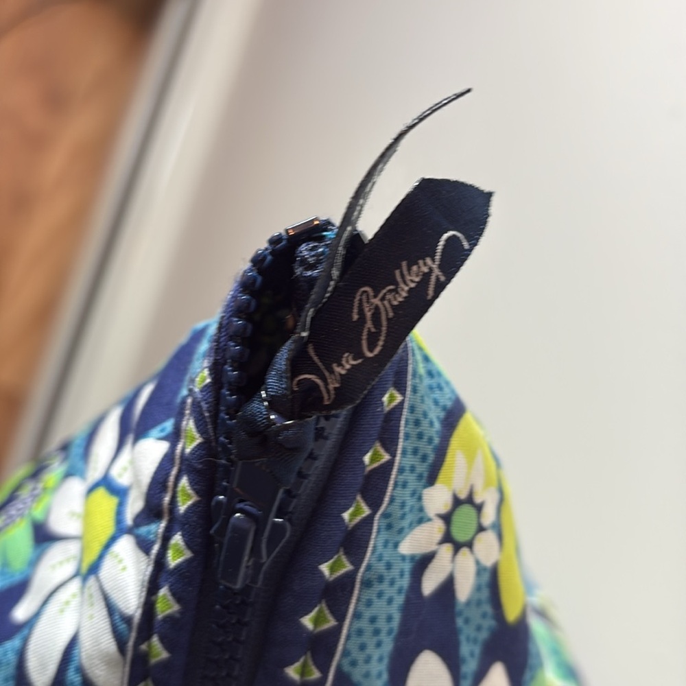 Vera Bradley Daisy Miller bag tote. In very good pre owned condition. - Picture 3 of 7